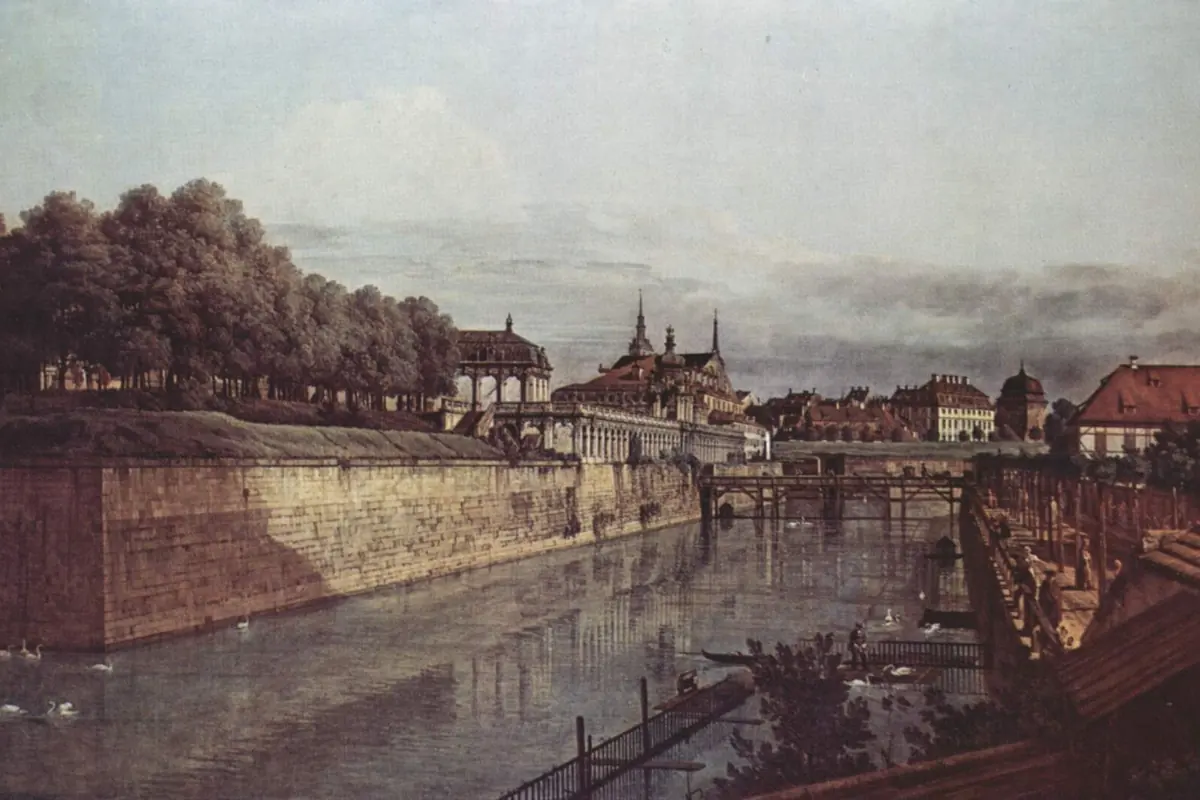 Una pintura del foso del Zwinger de Dresde, con un terraplén de piedra, un puente y los pabellones del Zwinger al fondo